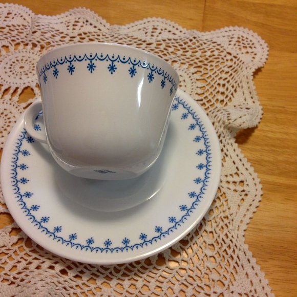 Vintage Corelle Snowflake Garland cups, saucers - Picture 3 of 12